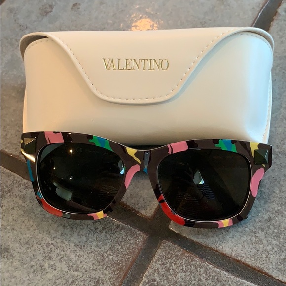 BN Valentino Rainbow Camo Rockstud Sunglasses - Picture 1 of 6
